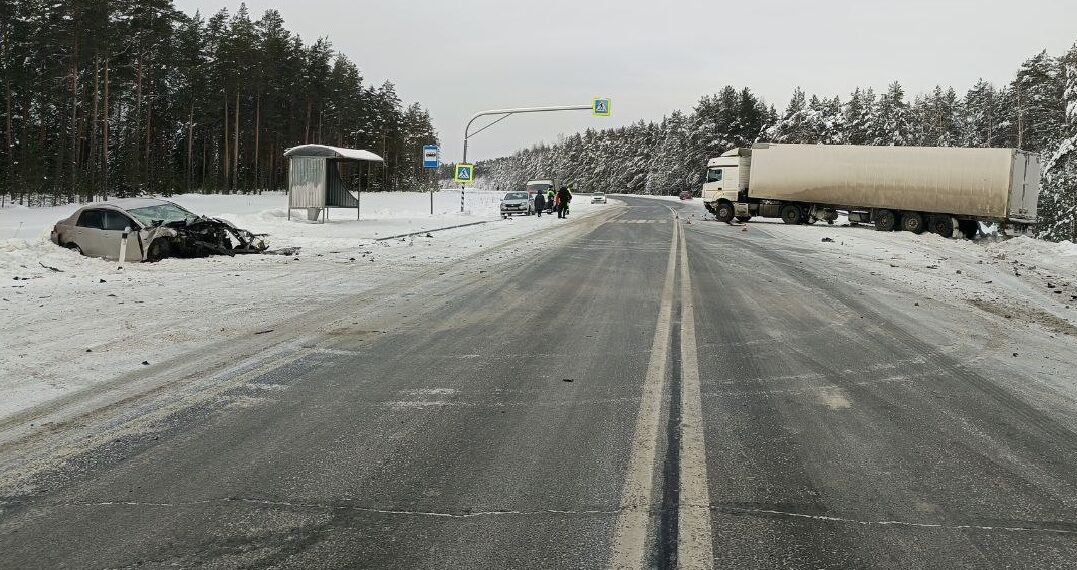 Водитель иномарки скончался по дороге в больницу после столкновения с легковушкой и КамАЗом на трассе в Карелии