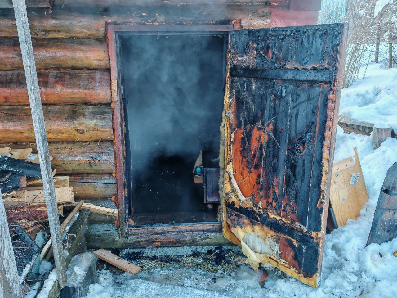 Пожар начался от печки: частная баня сильно дымила в Кеми