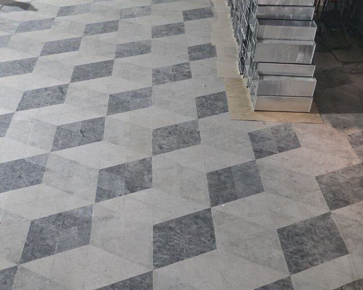 Ленинградский вокзал в Москве заканчивают мостить карельским гранитом