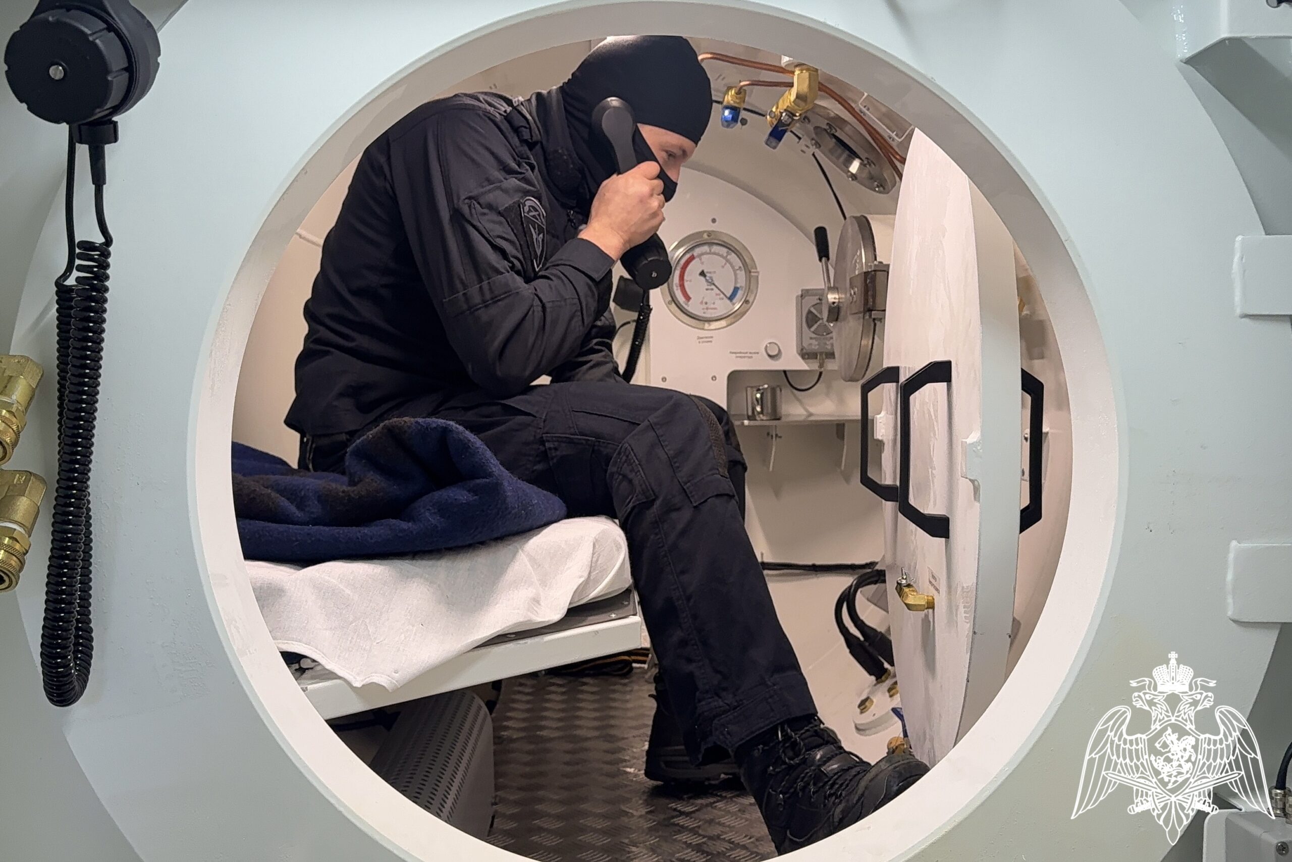 Водолазы Росгвардии в Карелии тренируются с барокамерой