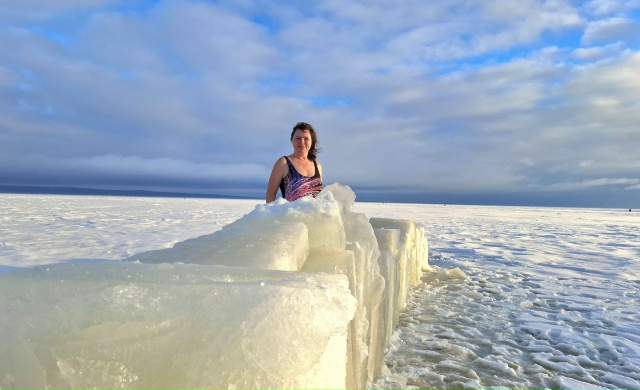 Моржовая команда начала заплывы в проруби на Онежском озере