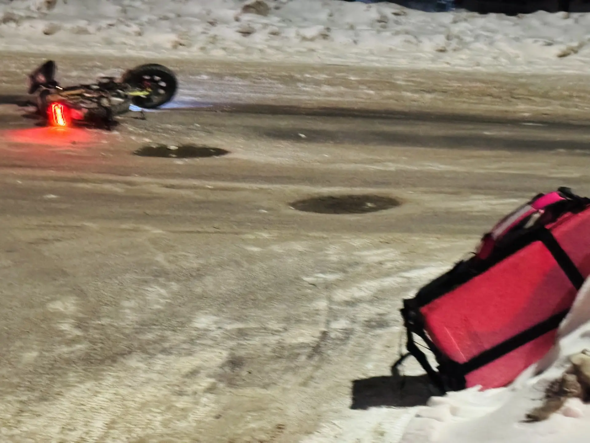 Курьера сбили рядом со студенческим общежитием в Петрозаводске