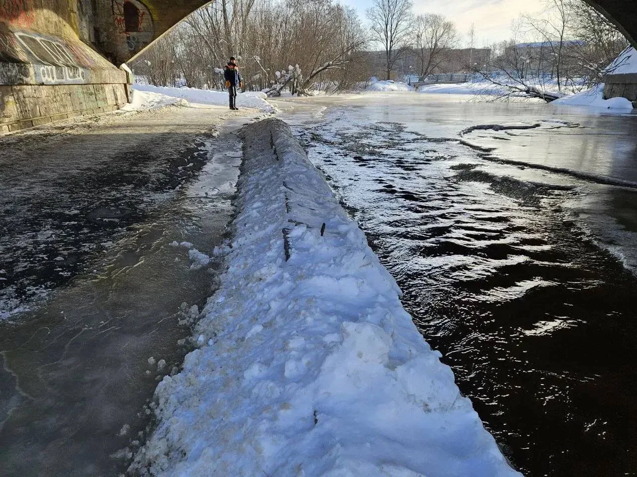 Ледовый покров разрушат на реке Лососинке