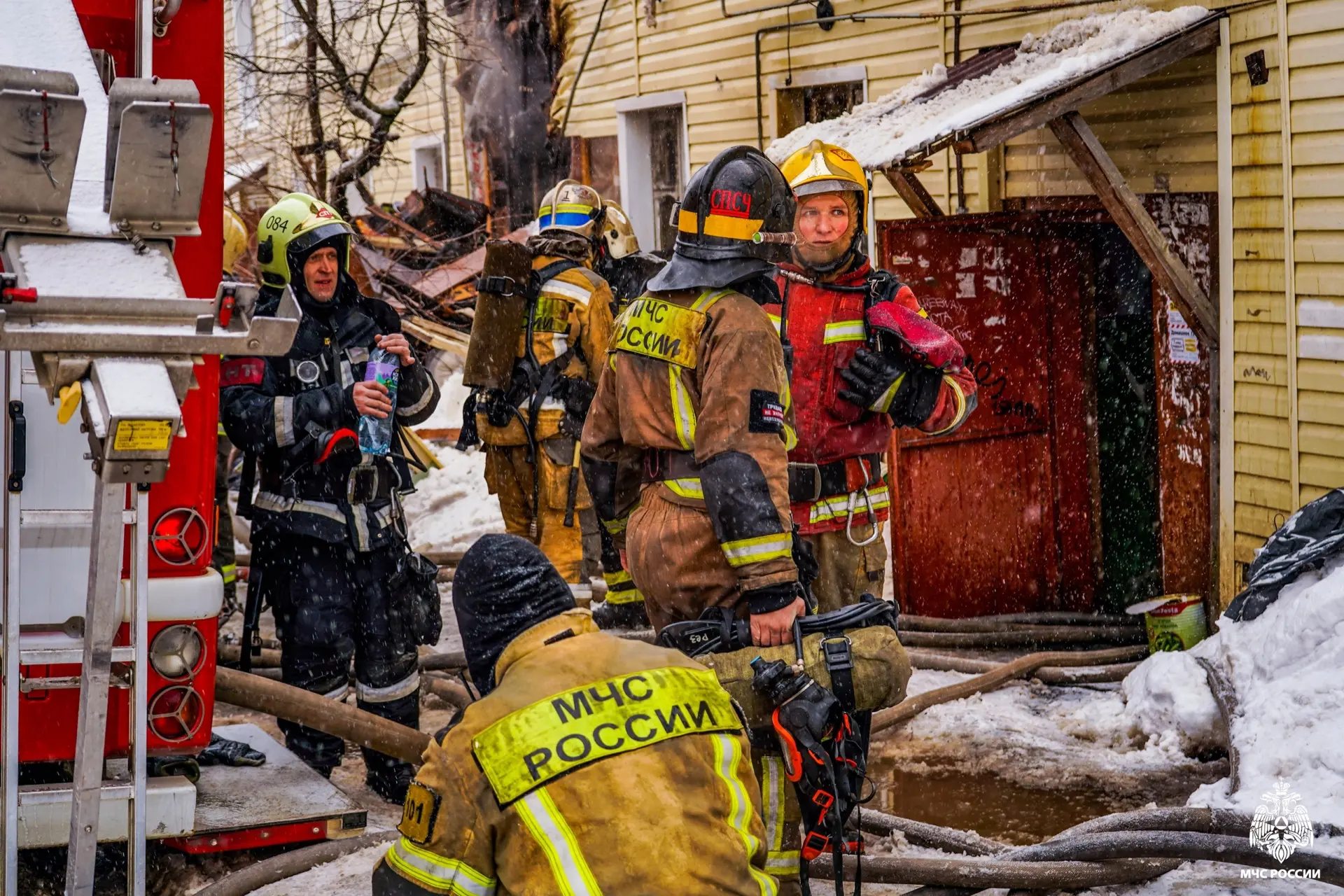 Пожарные спасли из горящего дома в Петрозаводске мальчика с инвалидностью и девушку