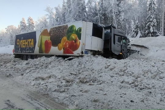 Водителю стало плохо: выяснилось, почему фура ушла с трассы на севере Карелии
