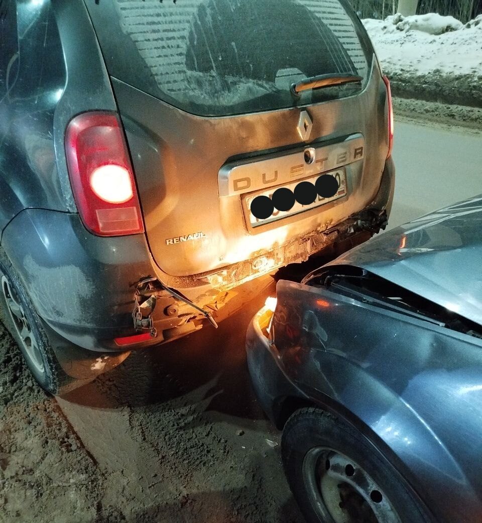 Два Renault столкнулись в Петрозаводске: пострадал один из водителей