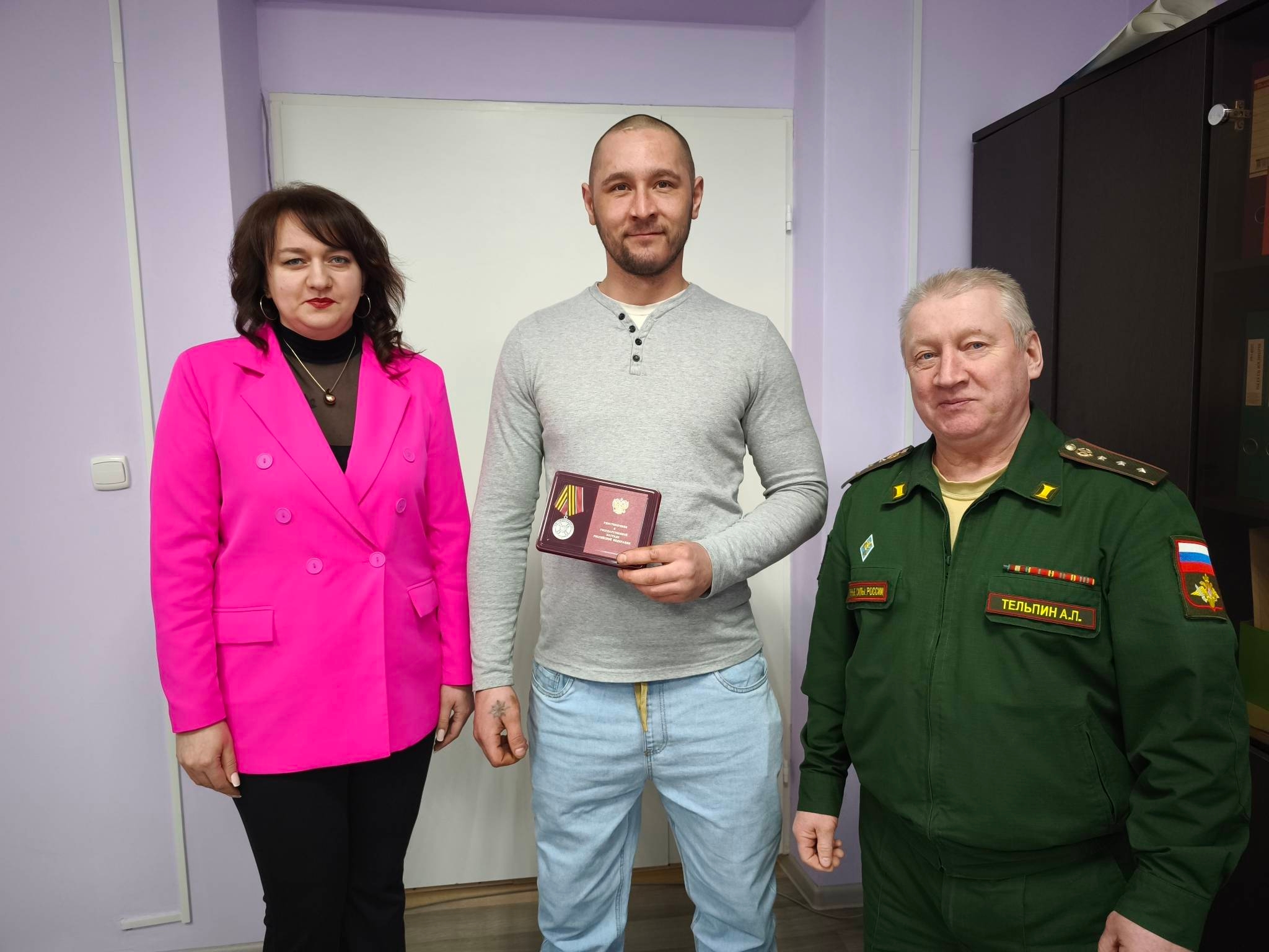 Награду за храбрость вручили участнику СВО в Лоухском районе