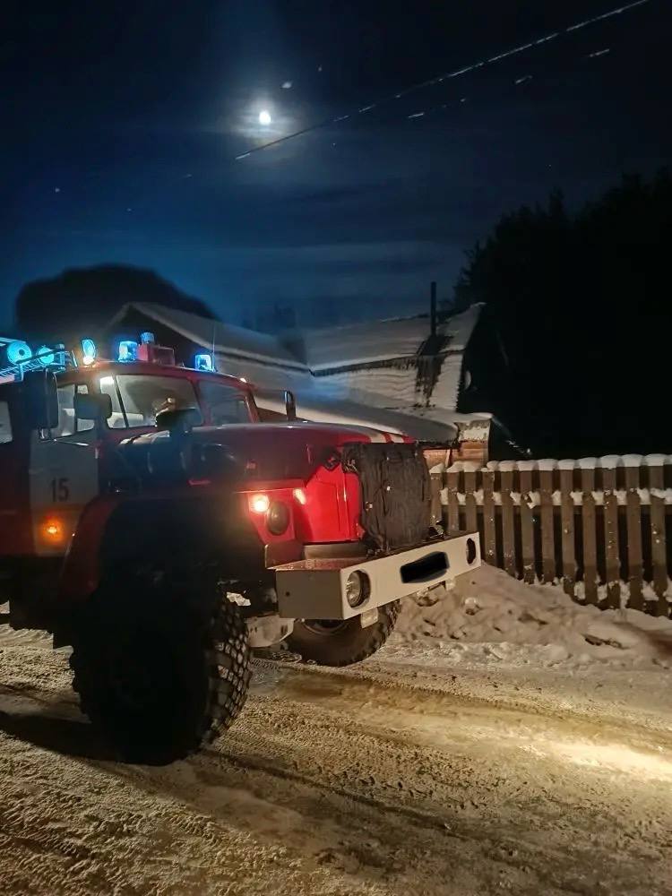 В Медвежьегорске отстояли дом и соседние постройки при пожаре