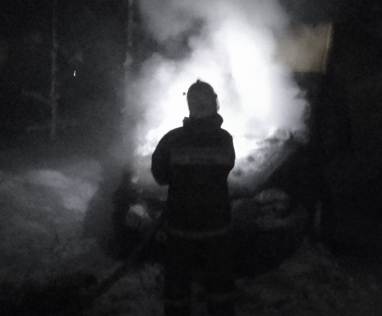 Огнеборцы тушили загоревшийся автомобиль на севере Карелии