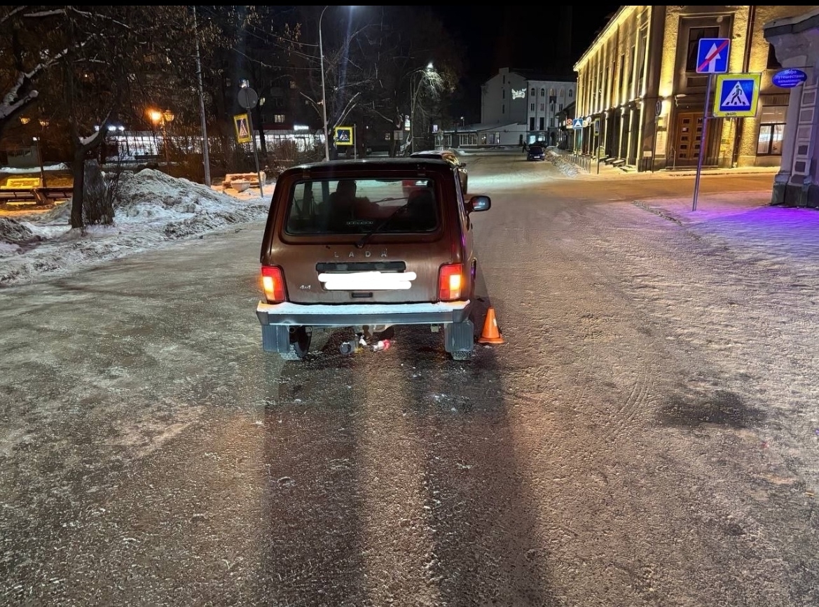 Бесцельно бродящий по дороге мужчина попал по колёса авто в Сортавале