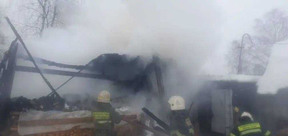 Пожарные отстояли гараж и баню в Медвежьегорске