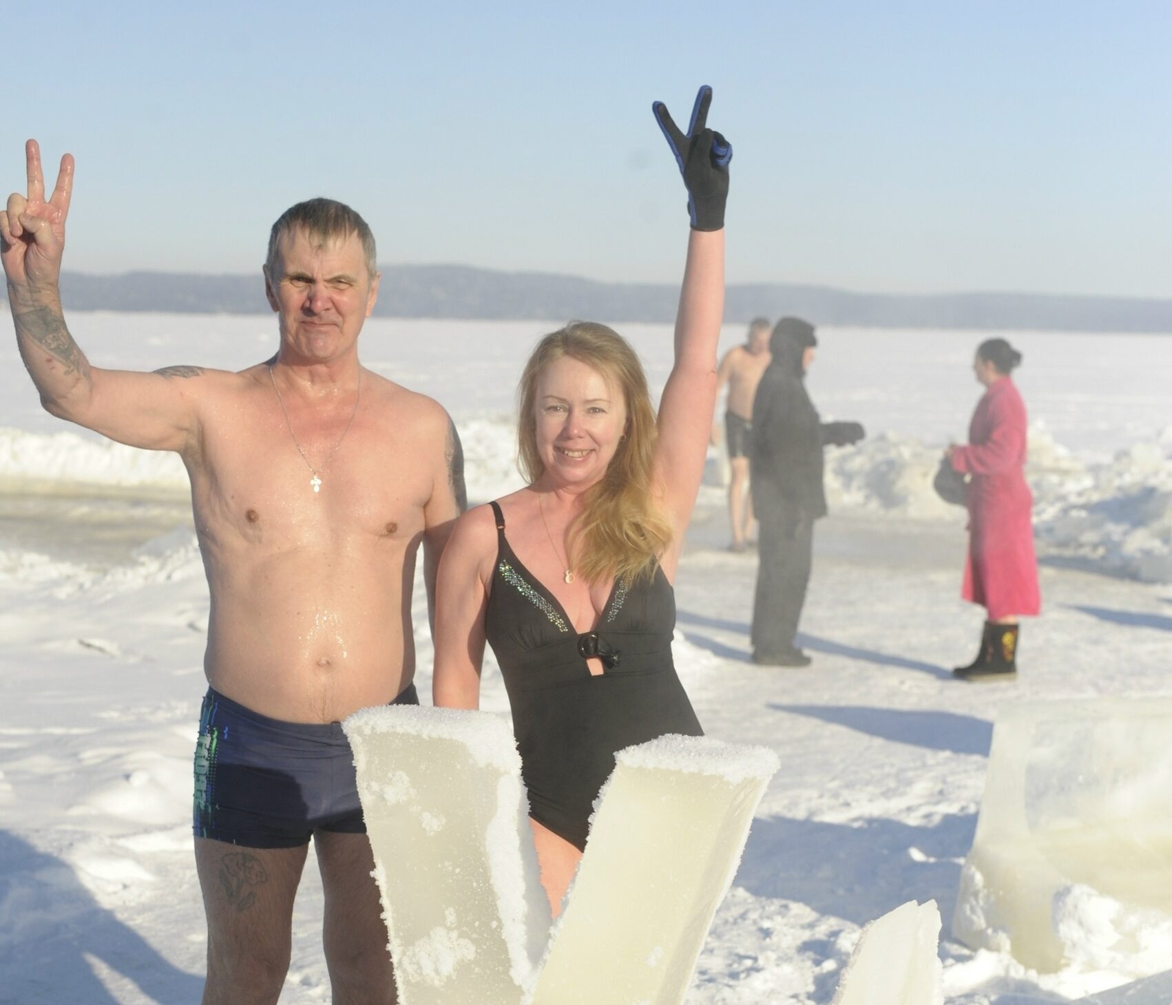 Моржам морозы не страшны: любители зимнего плавания продолжают сезон в Петрозаводске