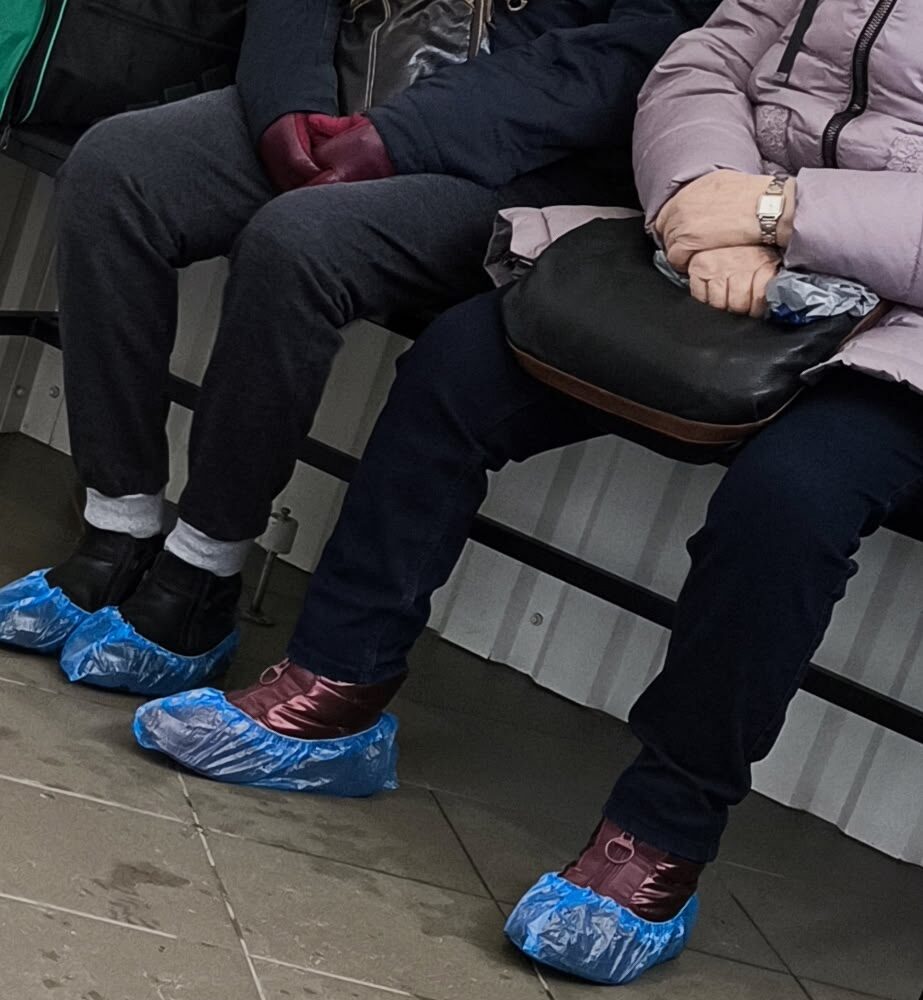 В Петрозаводске пациенты ожидают приема в онкодиспансер в холодной пристройке