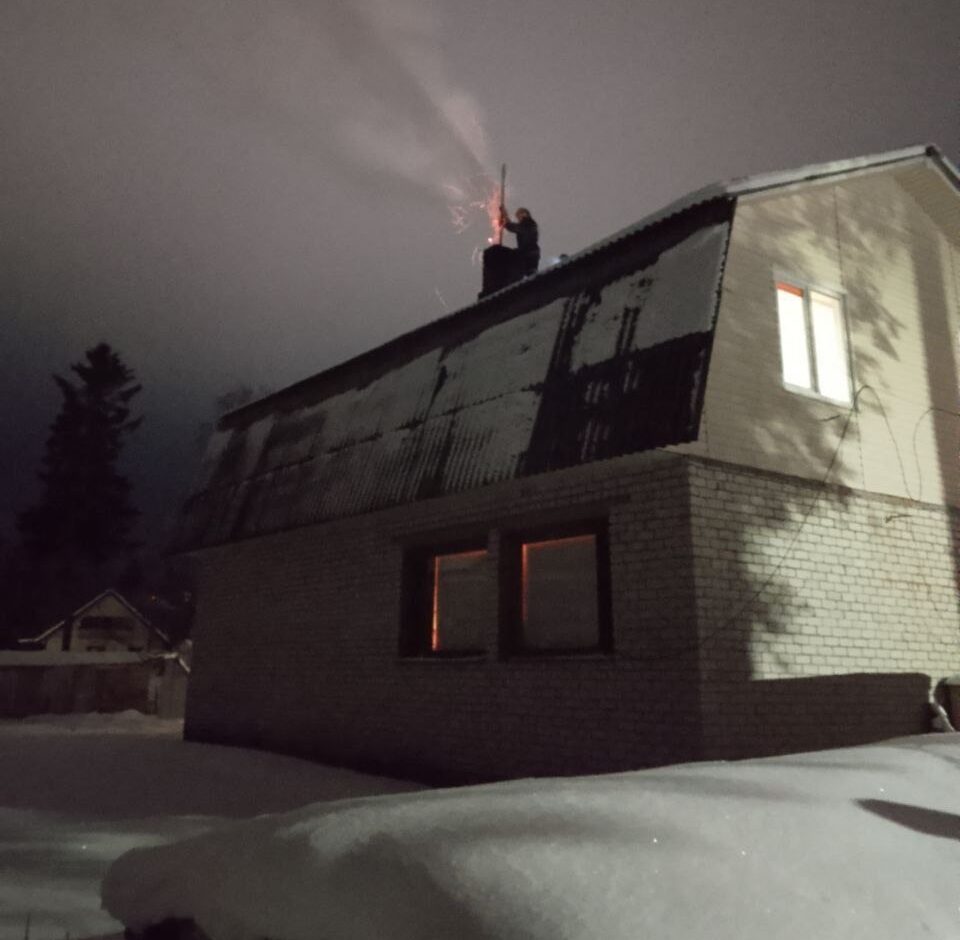 Печка извергла пламя в одном из домов Суоярви - пришлось вызвать пожарных