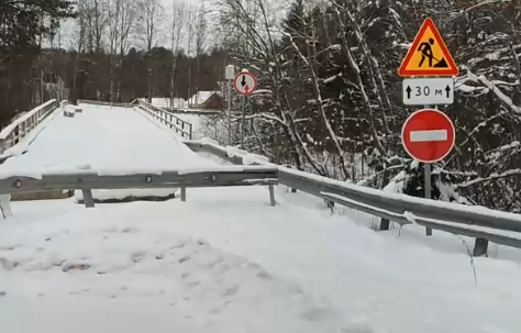 Жители деревни в Карелии почти три года живут без моста