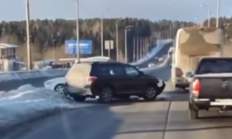 Две легковушки столкнулись на оживленной дороге в Петрозаводске