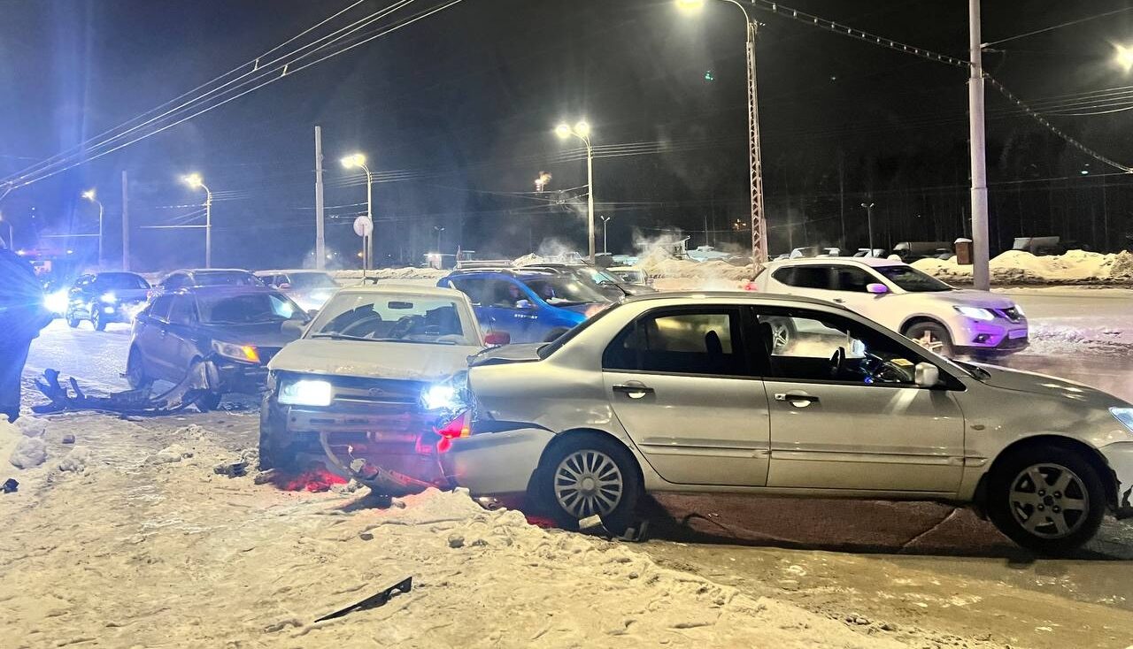 Lada после внезапного удара внедорожника раскрошила стоящие иномарки на оживленной магистрали Петрозаводска