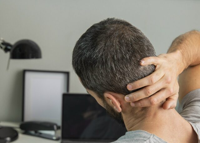 Карельский врач-невролог рассказала, что делать с хрустом в шее