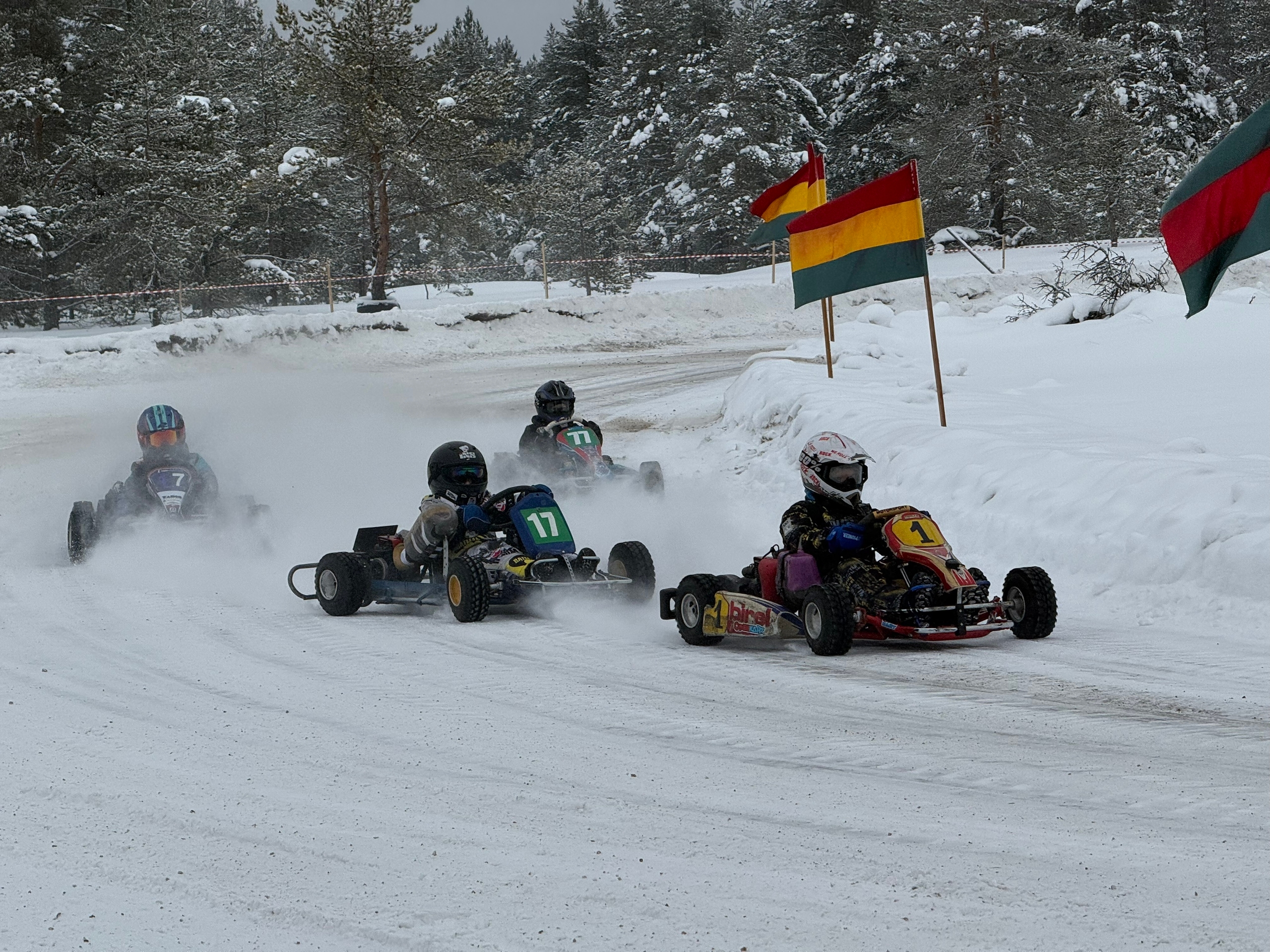 Рев моторов и зрелищные обгоны: в Олонецком районе стартовала автогонка