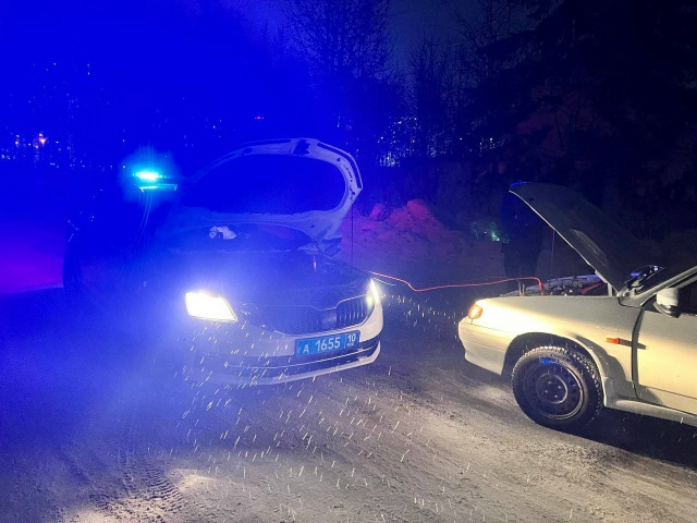 Инспекторы пришли на выручку автомобилисту на ночной дороге Петрозаводска