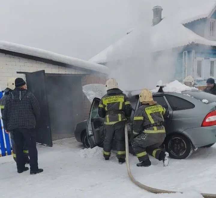 Легковушка загорелась в Пудоже