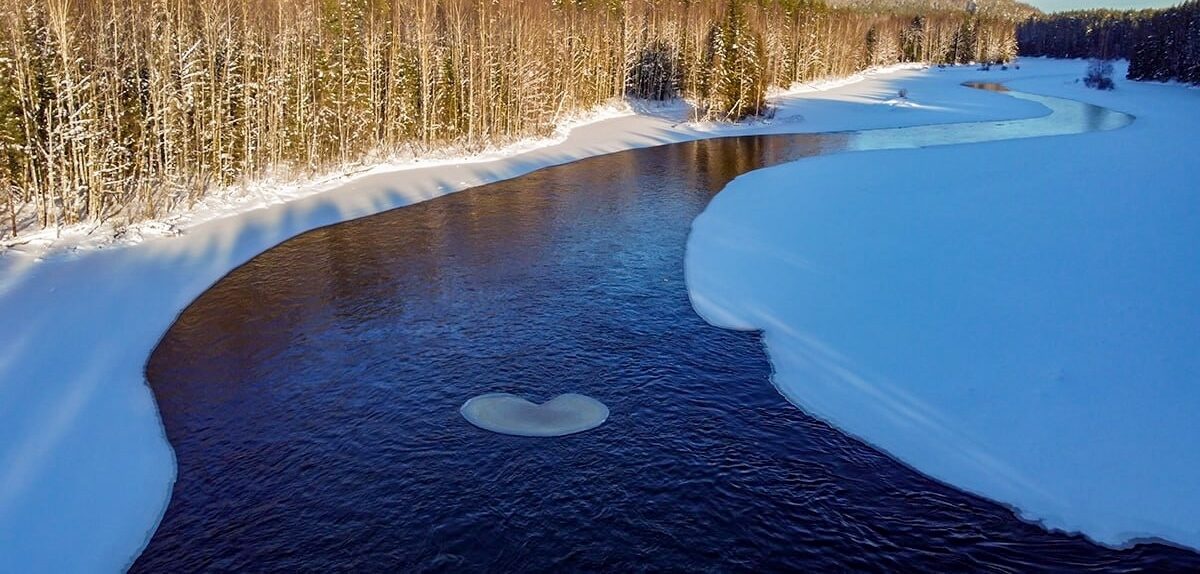 Признание в любви изо льда плыло по реке в Карелии
