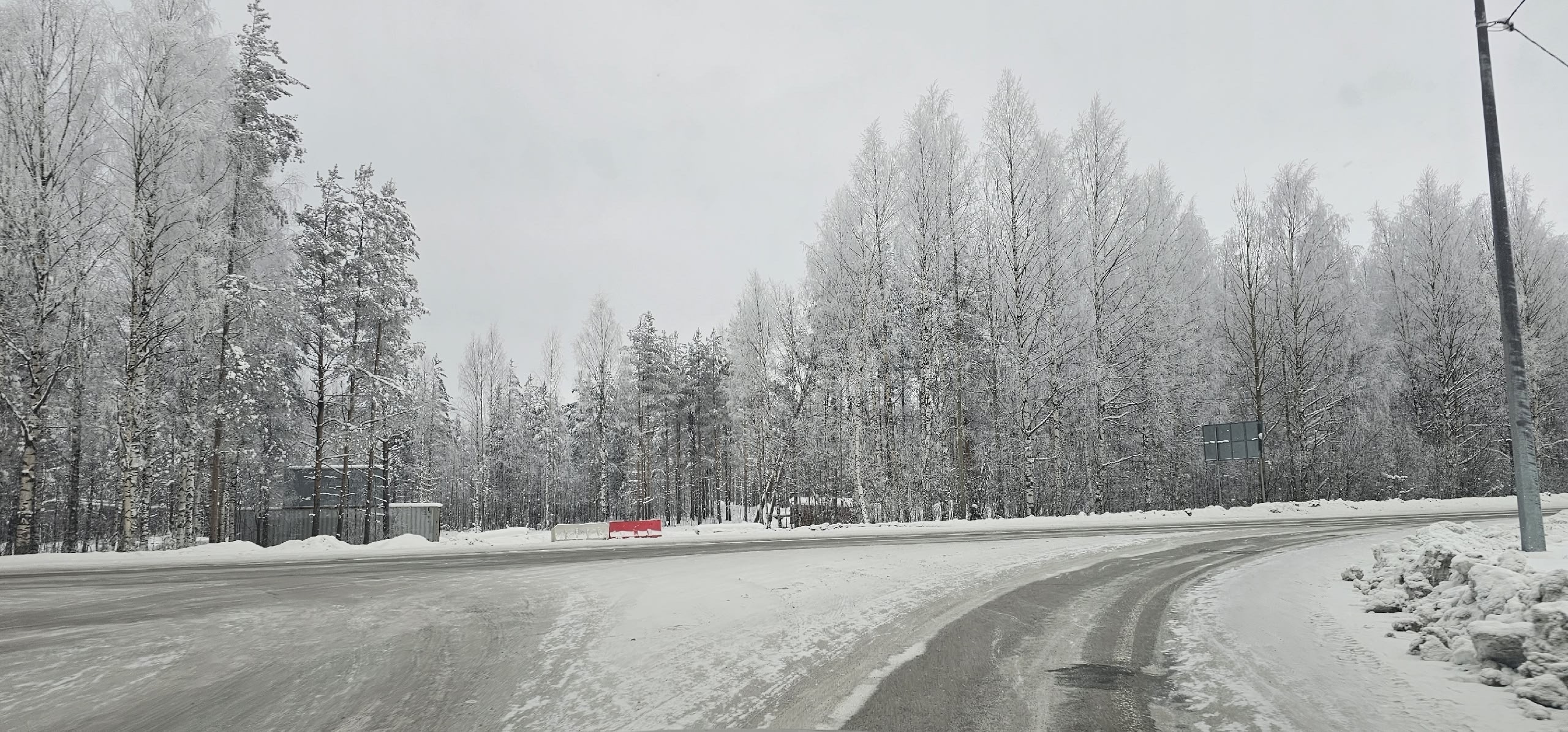 Самоуправство: в Сегеже заблокировали и перекопают незаконный съезд с дороги