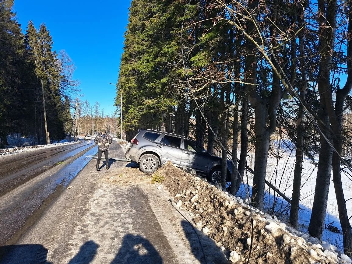 В Сортавале водитель Kia встретил канун праздника ударом в столб