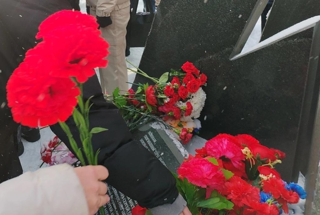 В Сегеже напомнили, куда можно возлагать венки, а куда — только цветы