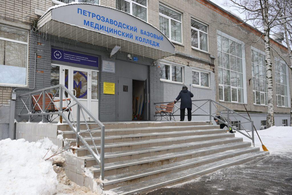 Артур Парфенчиков поручил разобраться с зарплатами в Петрозаводском медколледже