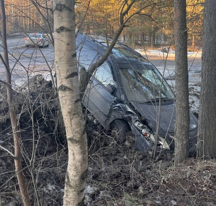Иномарки раскидало после столкновения на Соломенском шоссе в Петрозаводске, есть пострадавшие
