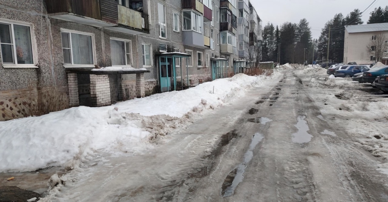 Новые окна в подъезде не спасли от протечек и плесени жителей дома в Костомукше