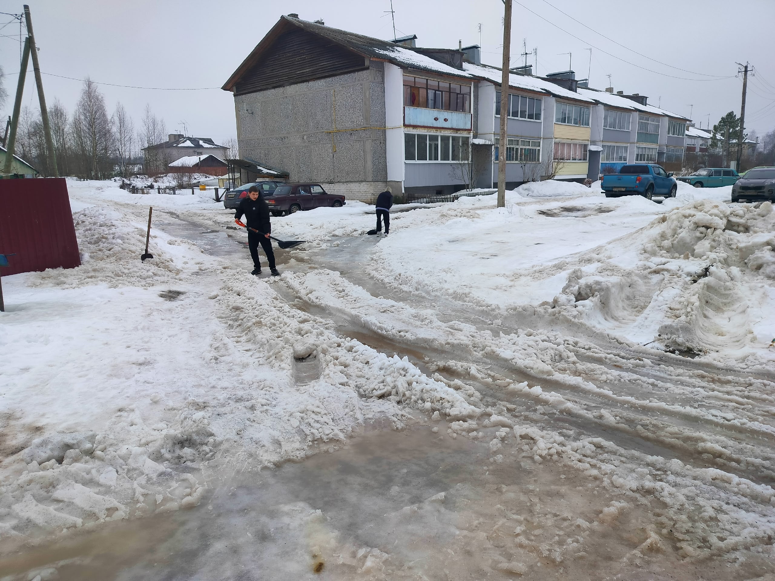 Жители Березовки сами расчистили дорогу, не дожидаясь коммунальной техники