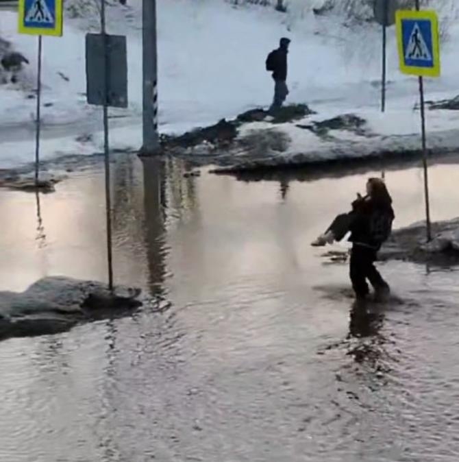 Талая вода затопила Сегежу, кавалерам приходится проявлять героизм