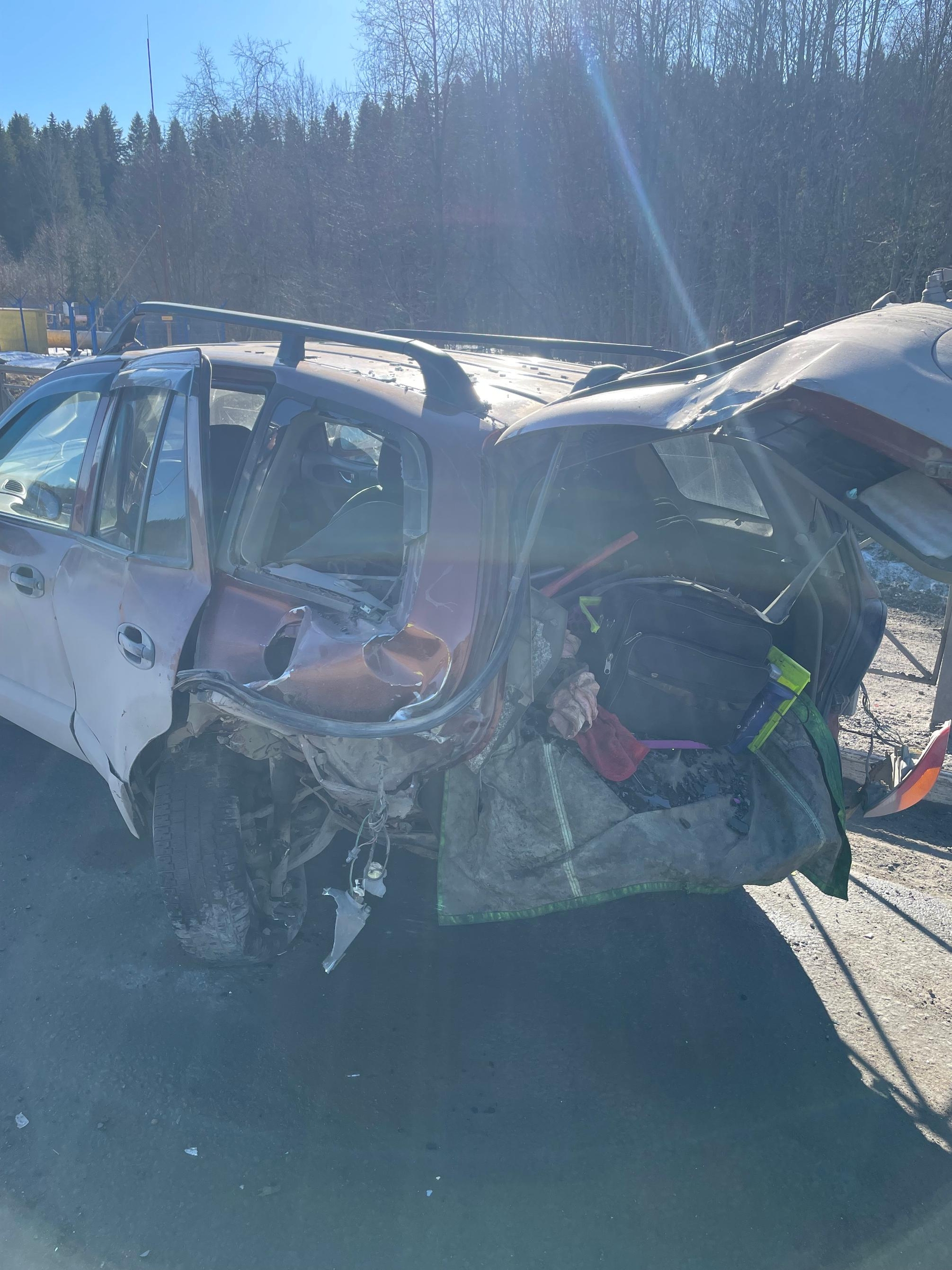 Автоледи пострадала на подъезде к Петрозаводску, разбив две машины, ограждения и дорожный знак