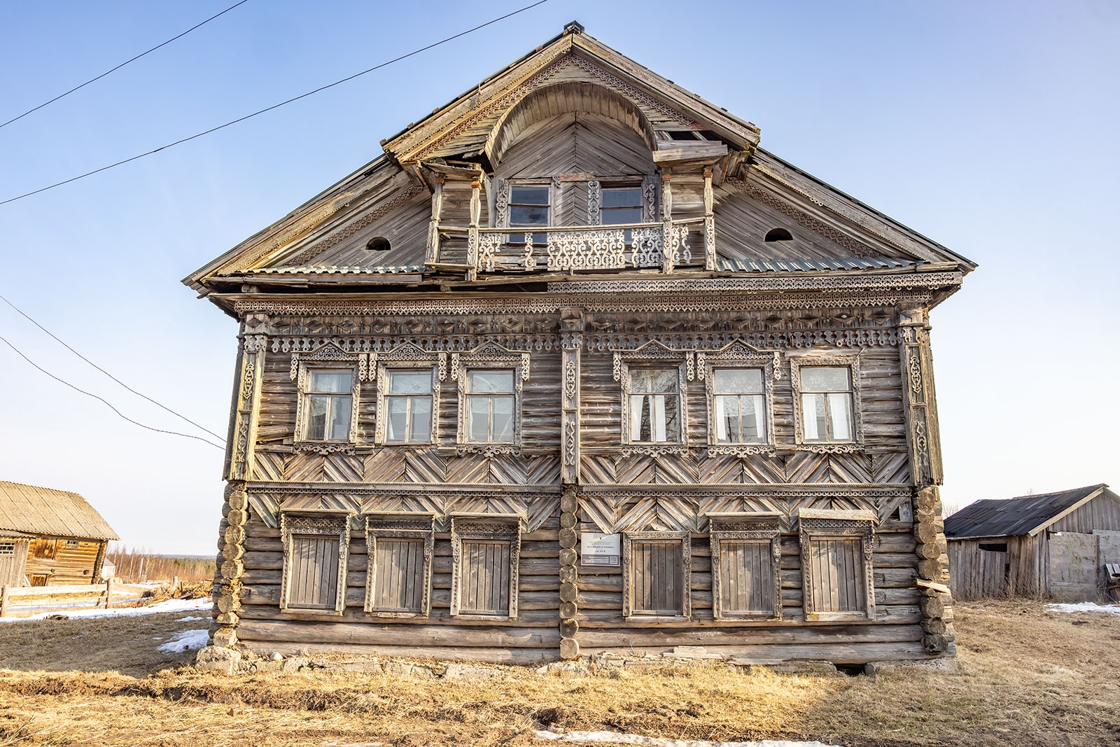 Умирающий шедевр: в Олонецком районе разрушается дом Дубровина