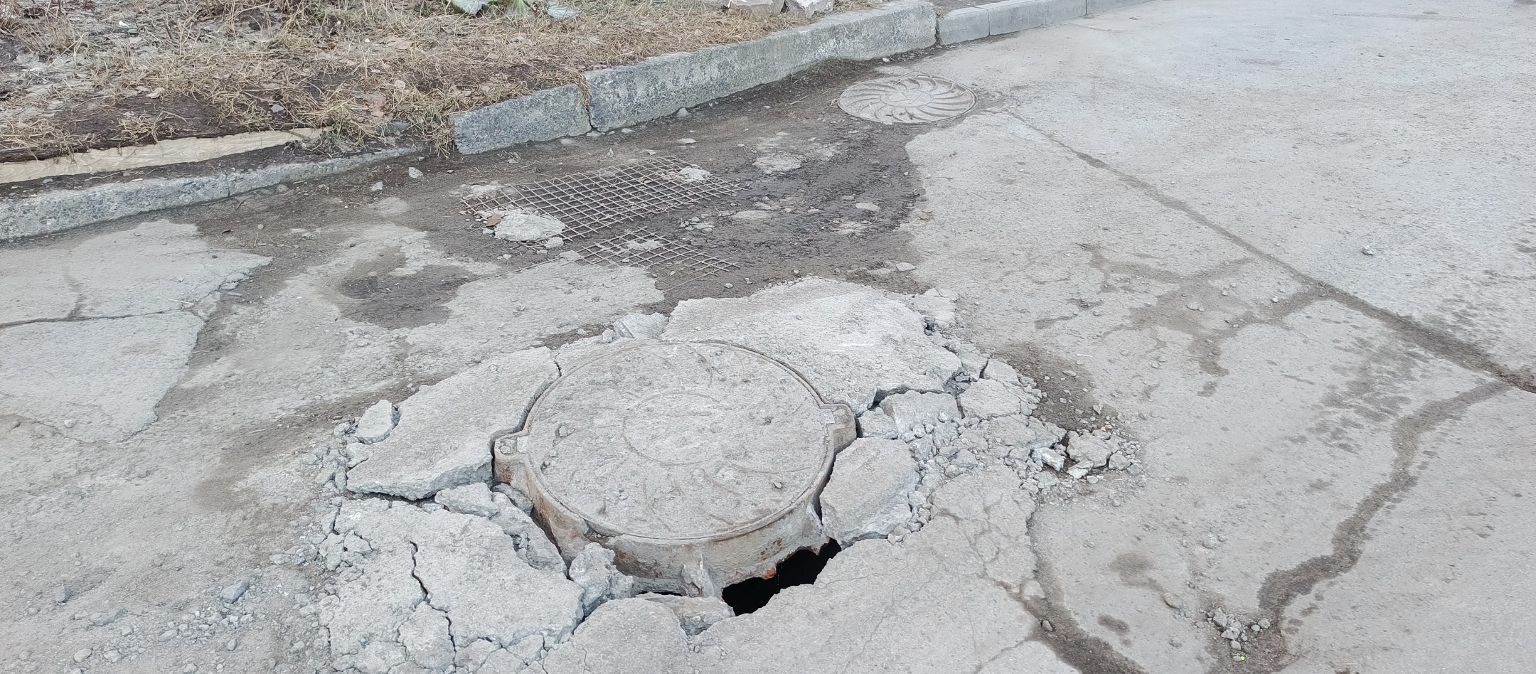 «Отличный» ремонт люка растаял вместе со снегом