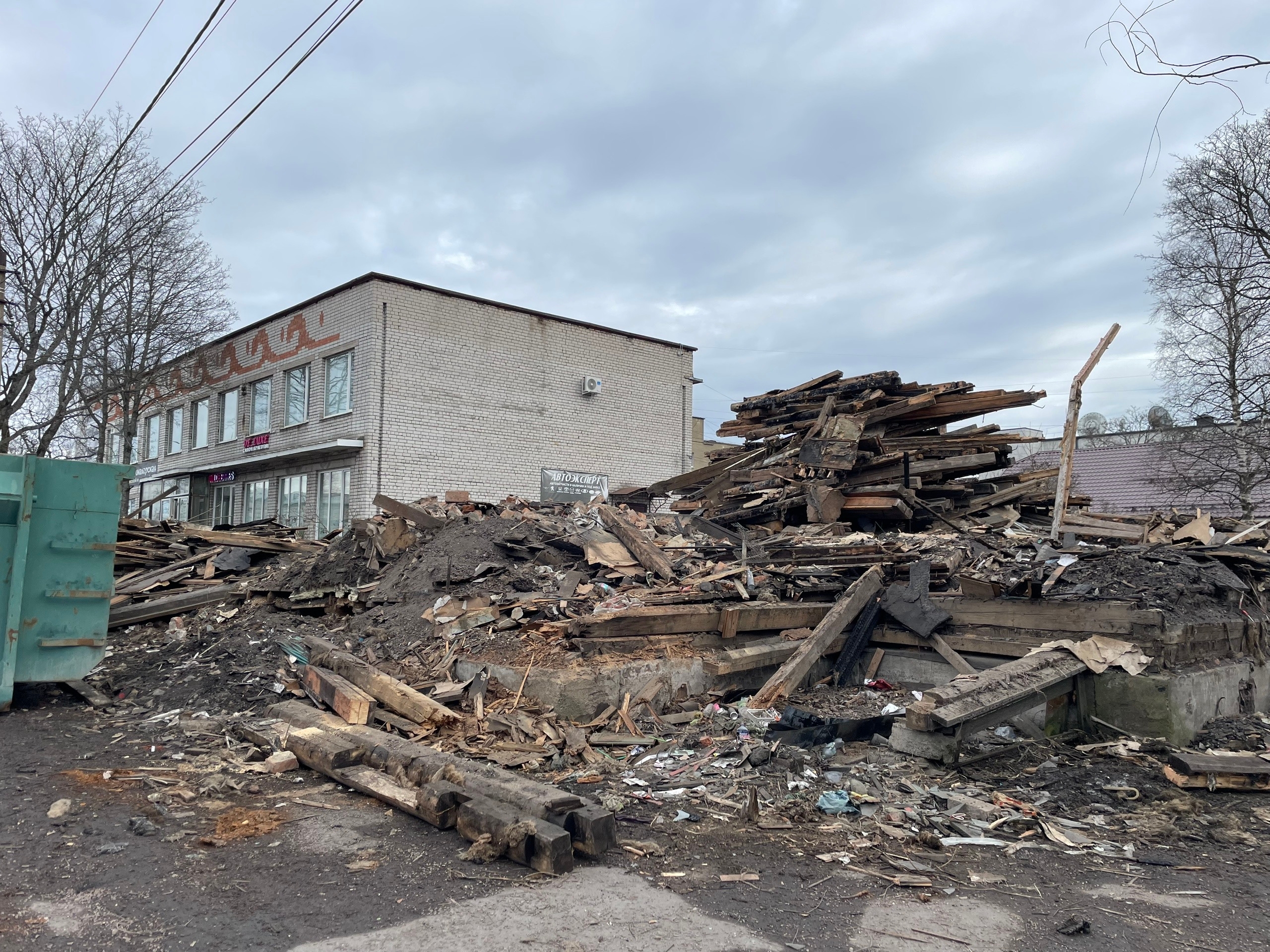 В Сортавале снесли заброшенный дом