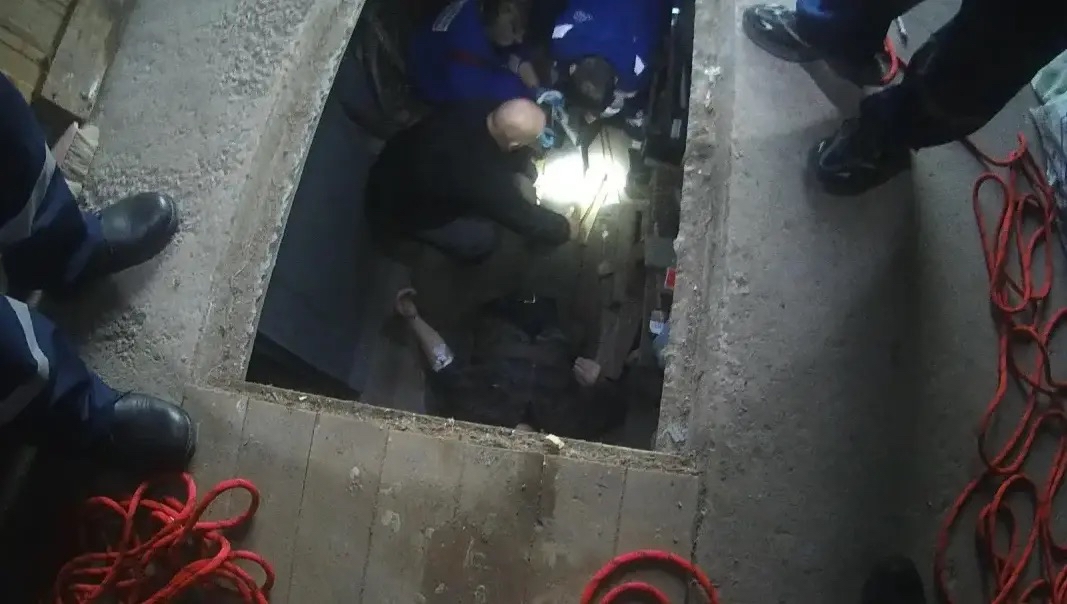 В Петрозаводске мужчина провалился в яму - пришлось вызывать спасателей