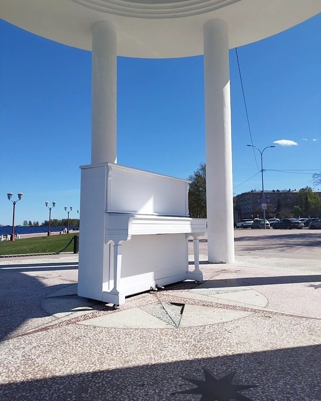 Петрозаводчан приглашают выбрать цвет пианино в ротонде на Онежской набережной