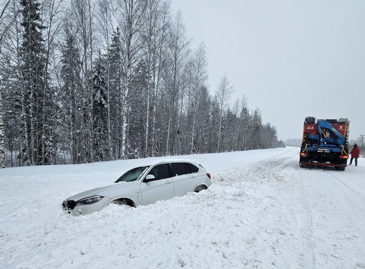 Спасатели и проезжие помогли застрявшей на трассе в снегу костомукшанке