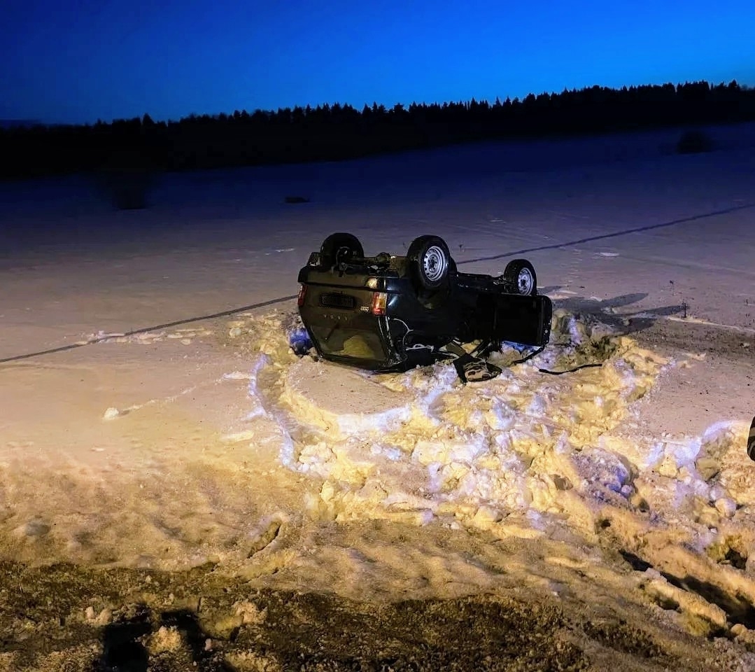 Пьяный водитель легкового авто перевернулся на трассе в Карелии