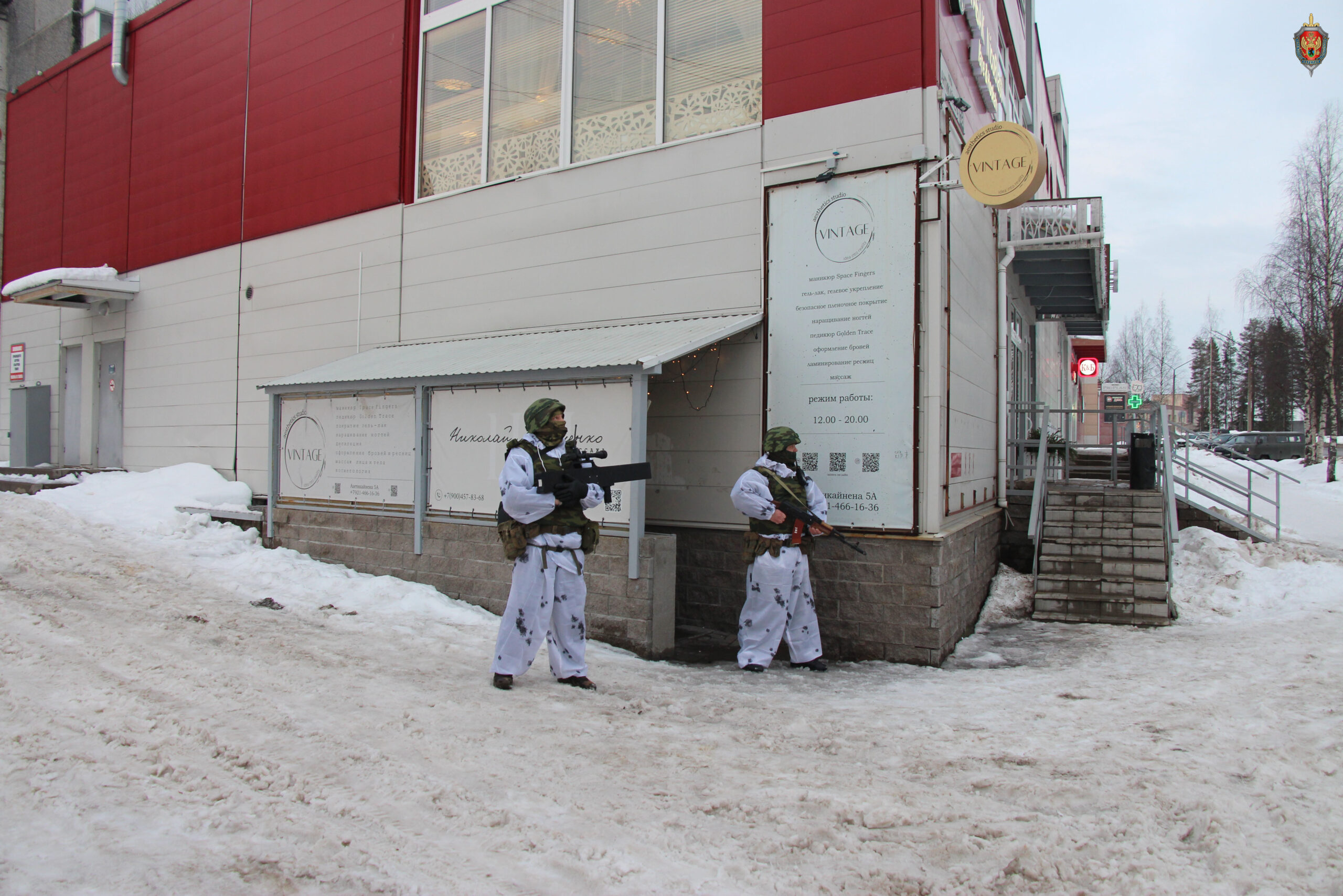 Группа неизвестных совершила нападение на административное здание в Костомукше