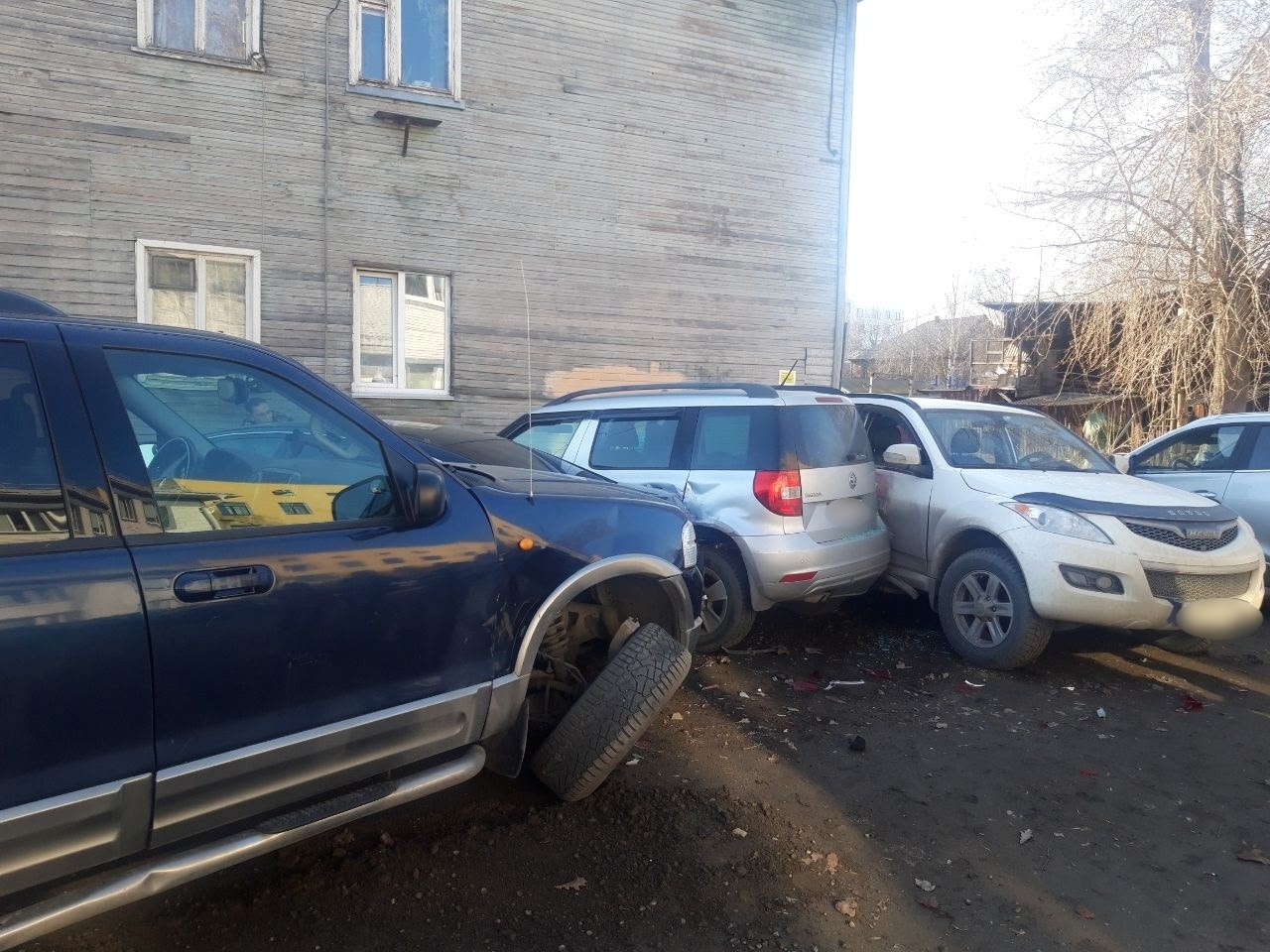 Шесть автомобилей попали в серьезную заварушку около поликлиники в Петрозаводске, пострадал человек