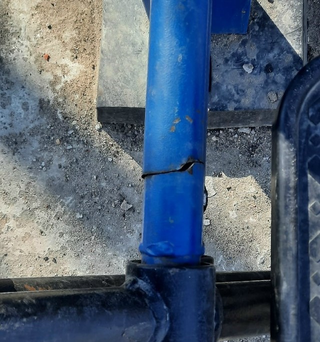 Детская площадка в Петрозаводске представляет опасность