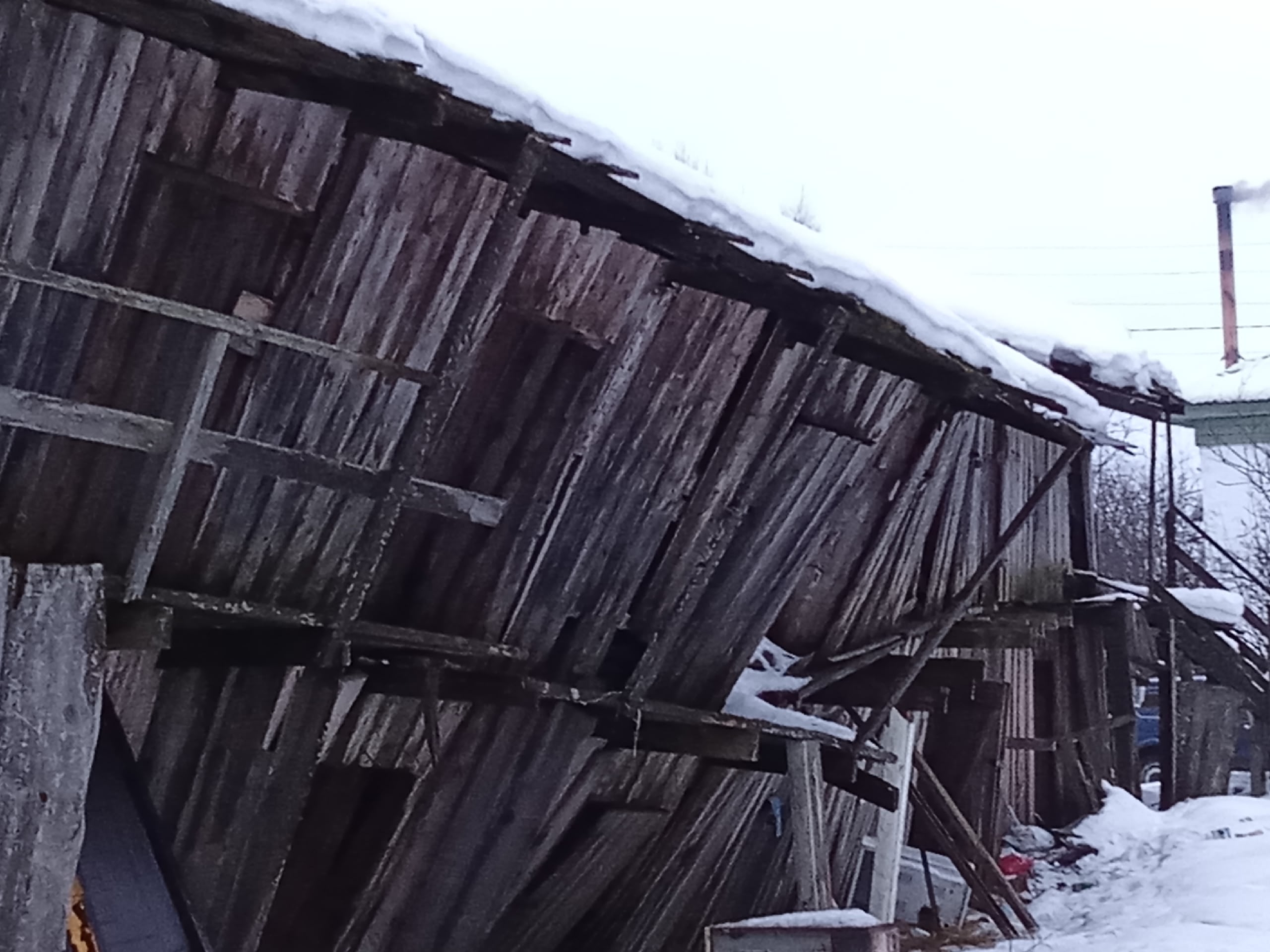 В Беломорске аварийный сарай угрожает жизни прохожих