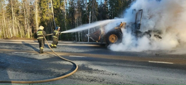 На трассе «Кола» сгорел погрузчик