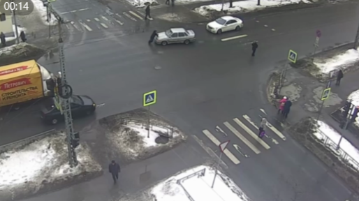 Мужчину жестко сбили и провезли на капоте в центре Петрозаводска