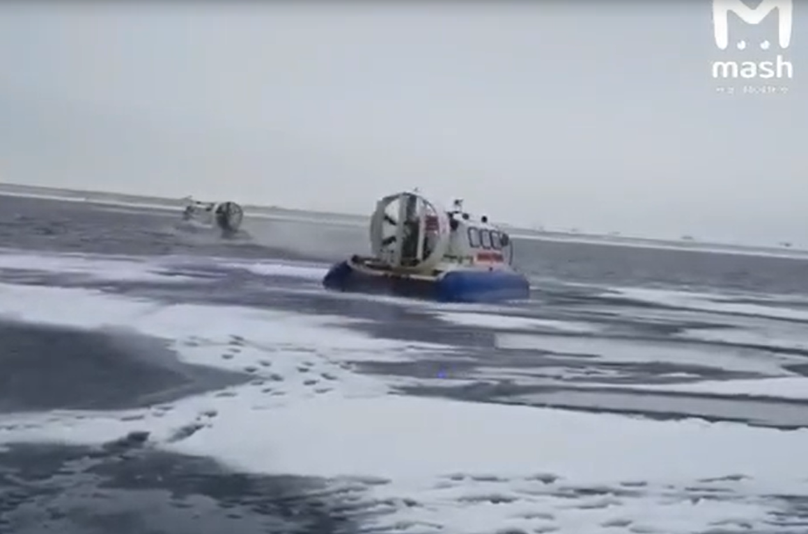 230 человек, включая четверых детей, эвакуировали со льдины в Финском заливе