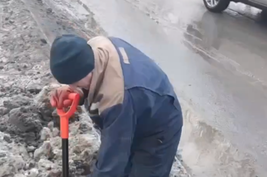 Бригады «ливневщиков» расчищают колодцы в Петрозаводске